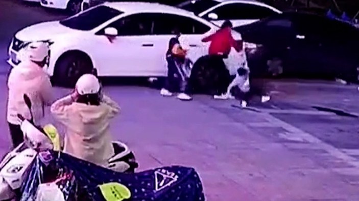 Çin’de, çocuğu otomobilin altında kalmaktan annesinin refleksi kurtardı