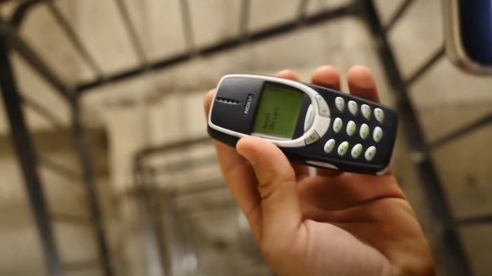 Sağlamlık testi: Nokia 3310 ve iPhone 13 Pro, 20'nci kattan atıldı