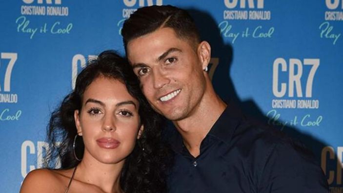 Cristiano Ronaldo, sevgilisine mücevher çantası aldı
