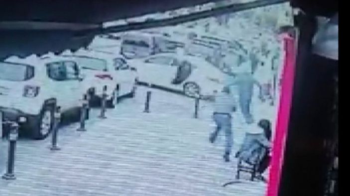 Maltepe’de, açık kapıdan gaspçıların aracının içine atladı