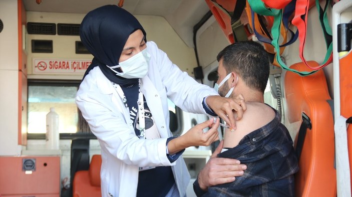 Van'da jandarma ekibinin kontrol noktasında koronavirüs aşısı yapıldı