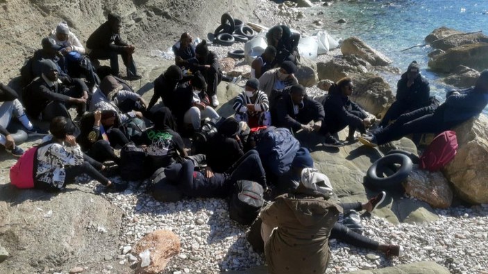 Muğla’da, 8 kişilik bottan 27 kaçak göçmen indi