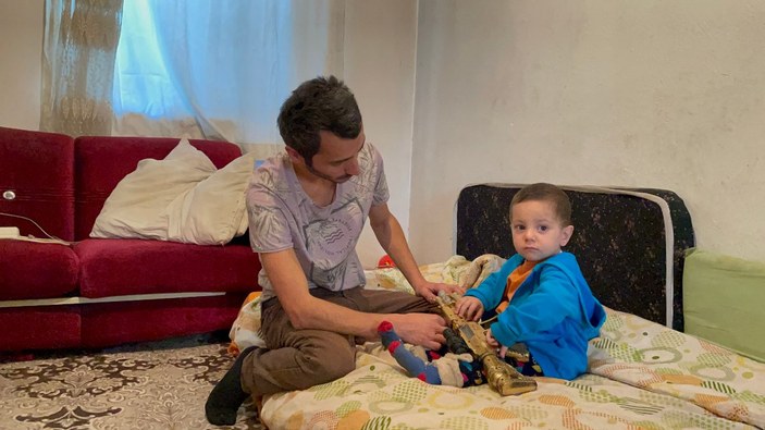 Zonguldak'ta çaresiz baba, 2 yaşındaki oğluyla uzanacak yardım eli bekliyor