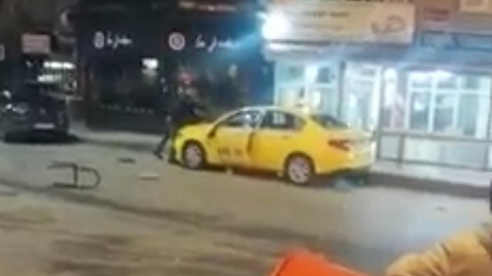 Sultangazi'deki taksici, eski çalıştığı durakta taksi parçaladı