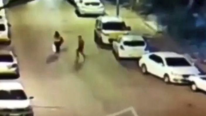 Kocaeli'de yolda yürürken kapkaça uğradı