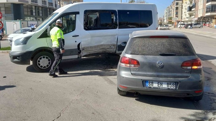 Aksaray'da öğrenci servisi ile otomobil çarpıştı: 10 yaralı