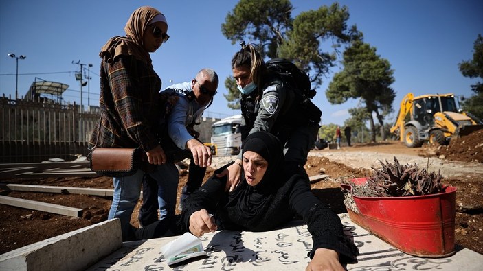 İsrail, park yapmak için Müslüman mezarlarını yıkmaya başladı