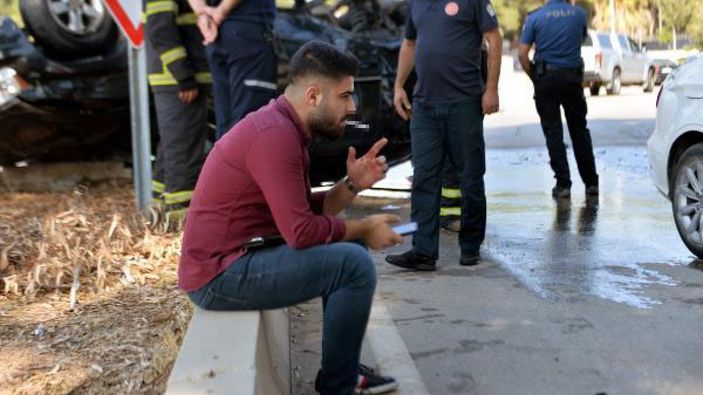 Adana’da, kazadan sonra yakıt sızdıran cipin yanında sigara içti