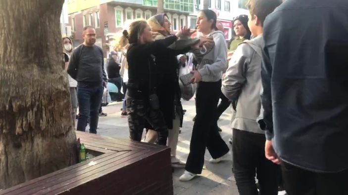 Denizli'de iki kadın sokak ortasında tekme tokat kavga etti