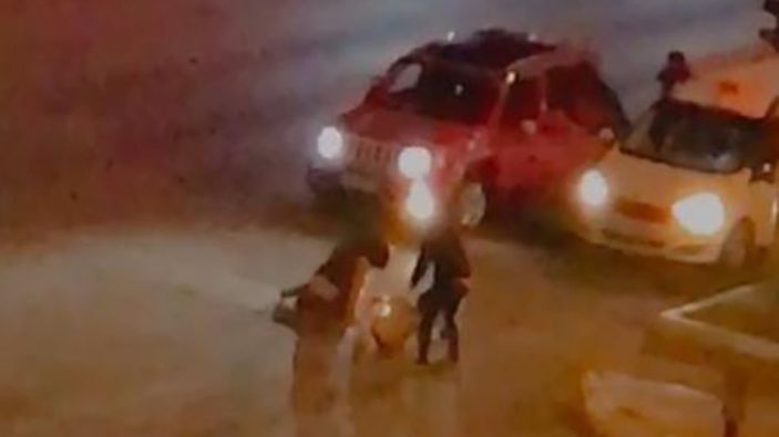Isparta’da taksiden indirdikleri adamı darbettiler