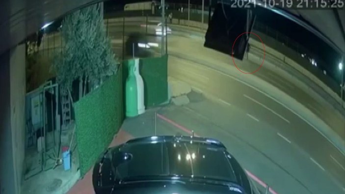 Zeytinburnu’nda otomobil, karşıya geçen kadını havaya savurdu