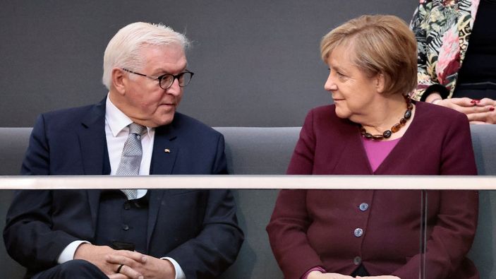 Angela Merkel'e, yeni hükümet kurulana kadar görevde kal çağrısı