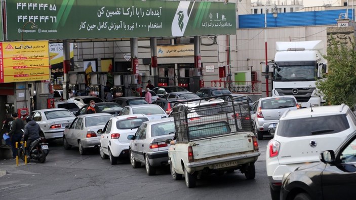 İran'da benzin satışındaki aksaklık devam ediyor