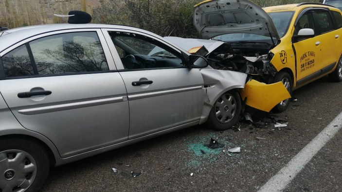 Sivas'taki kazada taksi ve otomobil çarpıştı:1 kişi öldü
