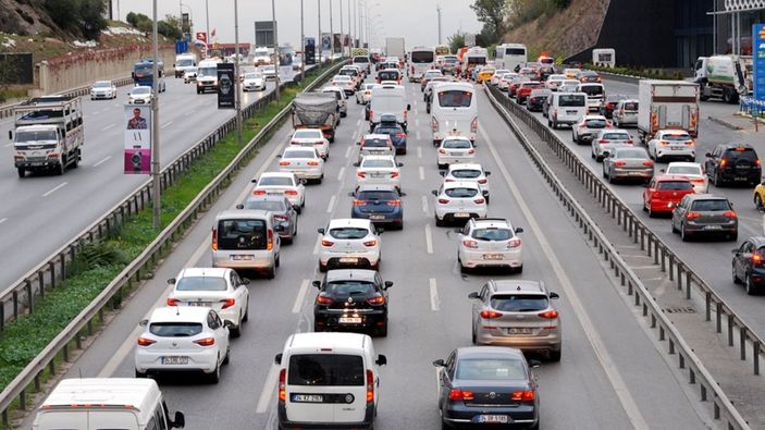İstanbul'da bazı güzergahlarda trafik yoğunluğu yaşanıyor