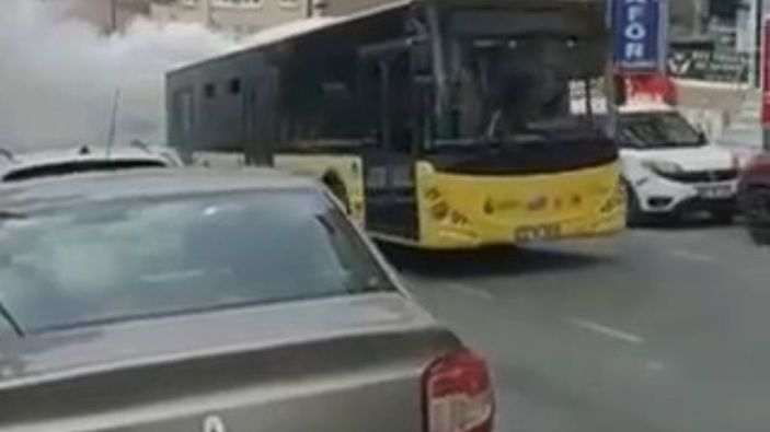 Üsküdar’da İETT otobüsü dumanlar içerisinde ilerledi