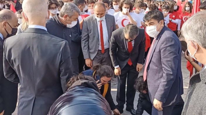 Kırşehir'de törende heyecanlanan öğrenci bayıldı