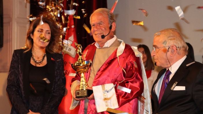 İzmir Kız Lisesi'nden Mustafa Denizli'ye tüm zamanların rol modeli ödülü