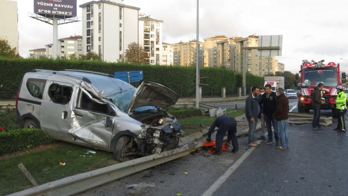 Ümraniye'de bariyerlere çarparak takla atan araçta 4 kişi yaralandı