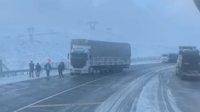 Erzurum’da yollar buz pistine döndü, onlarca tır mahsur kaldı