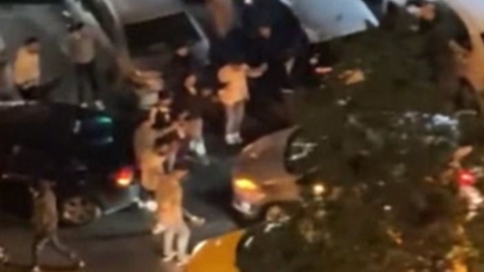 Beyoğlu'nda trafiği kapatıp halay çektiler