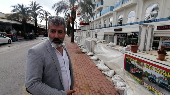 Antalya’da, otel sahibi sele karşı kum çuvallarıyla barikat kurdu