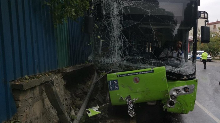 Kocaeli'de belediye otobüsünün kaza anı kameraya yansıdı
