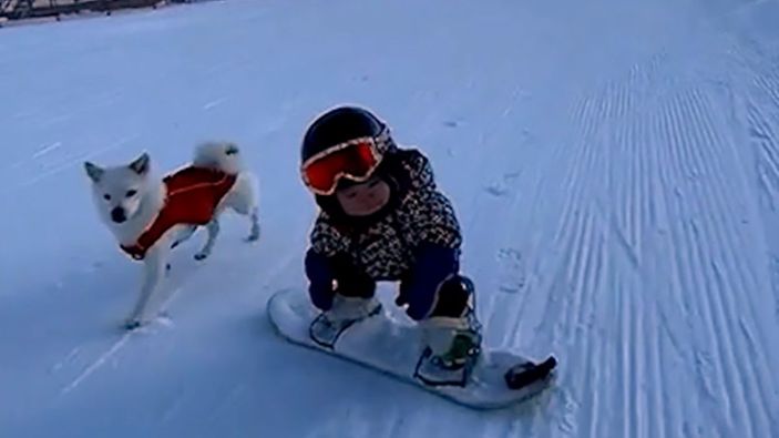 Çin'de 11 aylık bebeğin snowboard keyfi