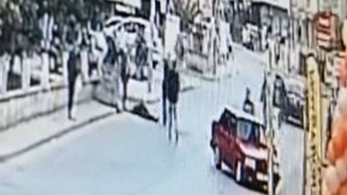Mersin’de, kaldırımda yürüyen kadınlara çarpıp havaya savurdu