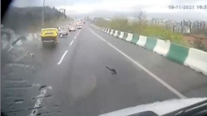 Bursa'da kayan aracın çarptığı taksi takla attı