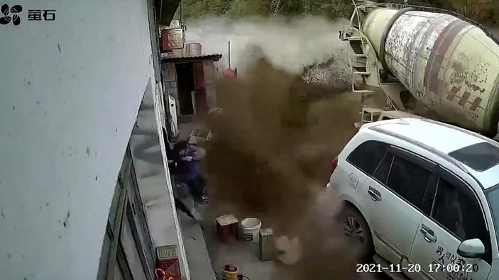 Çin'de kum yüklü kamyonun devrilme anı kamerada