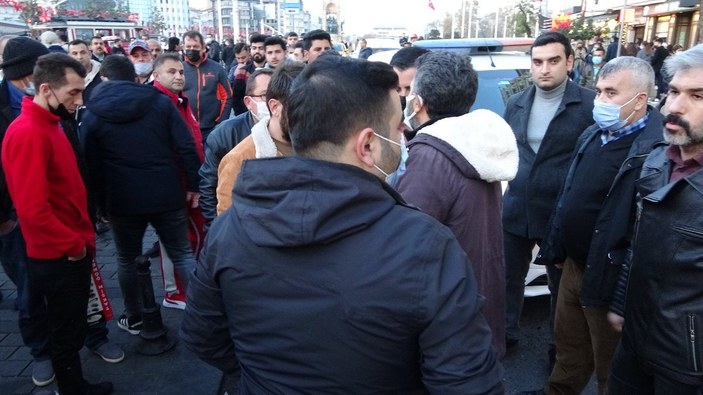 Beyoğlu’nda seyyar satıcının ağabeyi zabıta amirine saldırdı