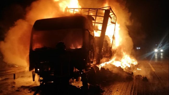 Mersin’de iplik yüklü tır, alevlere teslim oldu