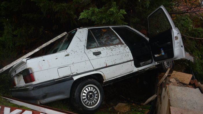 Ordu'da kaza yapmamak için direksiyonu kırınca bahçeye girdi