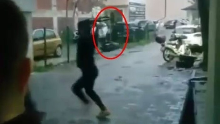 Sakarya'daki şemsiye ve sandalyelerle saldırı anı kamerada