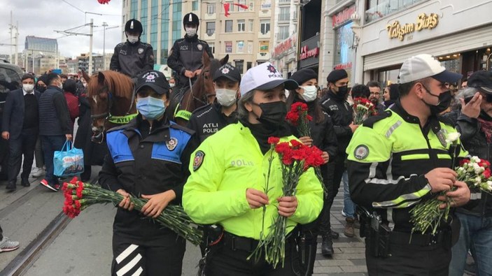 Taksim'de polis ekipleri kadınlara çiçek dağıttı