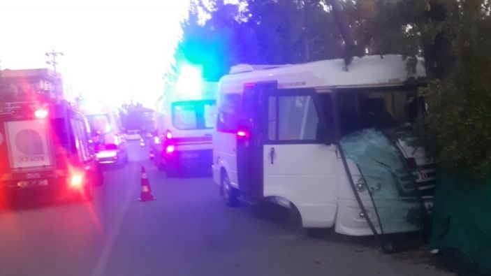 Antalya'da okul servisi ağaca çarptı: 7'si öğrenci 8 yaralı