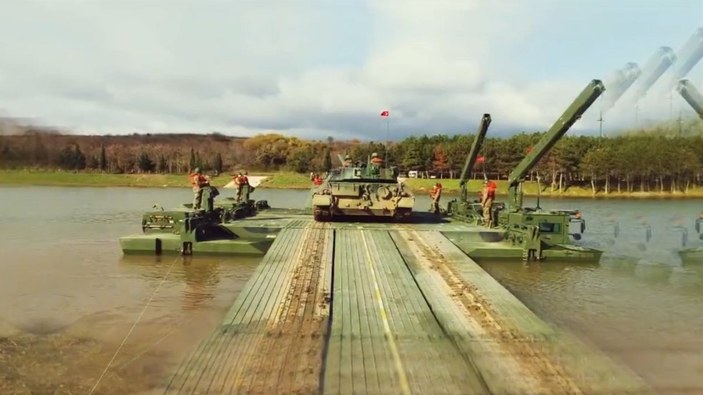 TSK'dan gösteri: Askeri araçlar göletten yüzerek geçti
