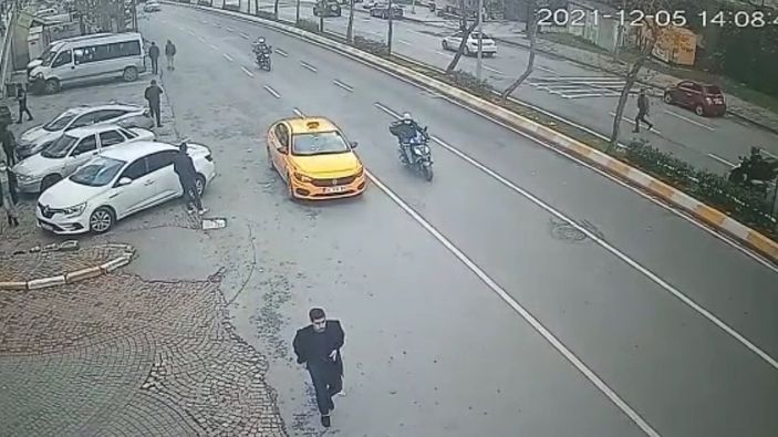 Esenyurt'ta motosiklet yayaya çarptı