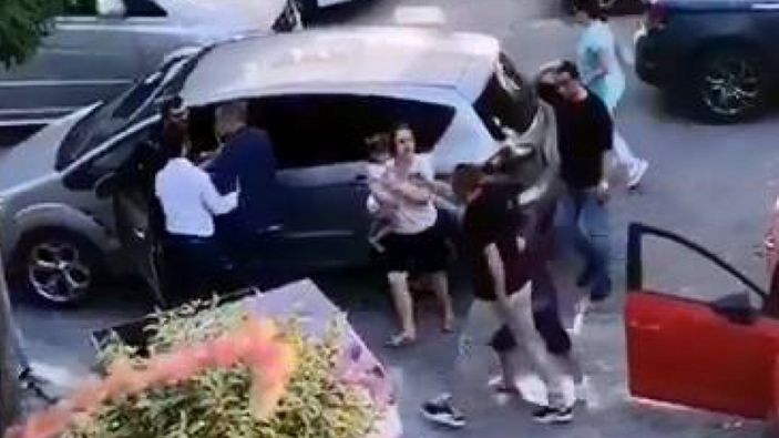 Avcılar'da yol verme kavgası: Bıçak çeken sürücü dehşet saçtı