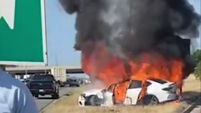Kanada'da sürücü, alev alev yanan otomobilden saniyelerle kurtuldu