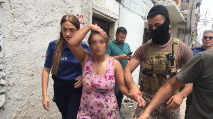 Adana’da komşusunun evini yakan kadını, özel harekat polisi yakaladı