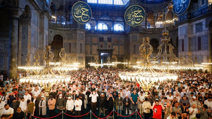 Ayasofya Camii'nde binlerce kişi bayram namazı kıldı