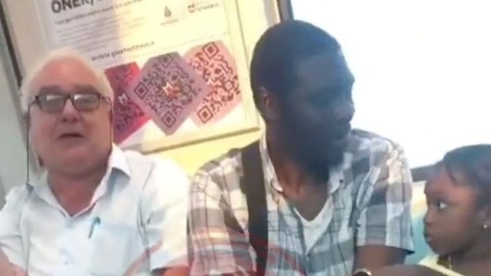 İstanbul'da metrodaki alkollü şahıs, siyahiye küfretti