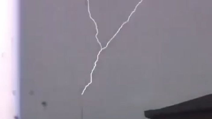 Çamlıca Kulesi’ne yıldırım düştü