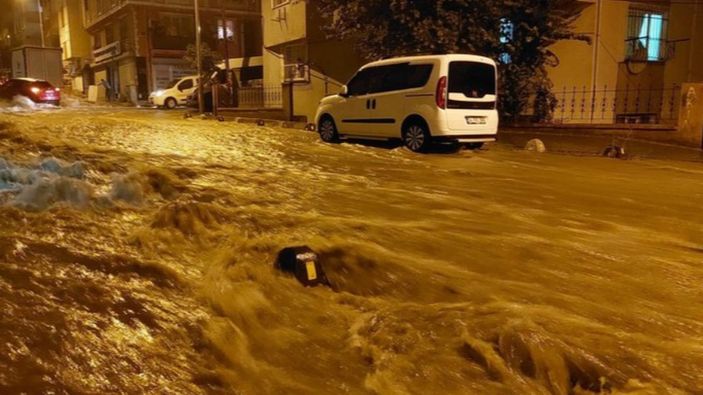 Esenyurt'ta su baskını meydana geldi