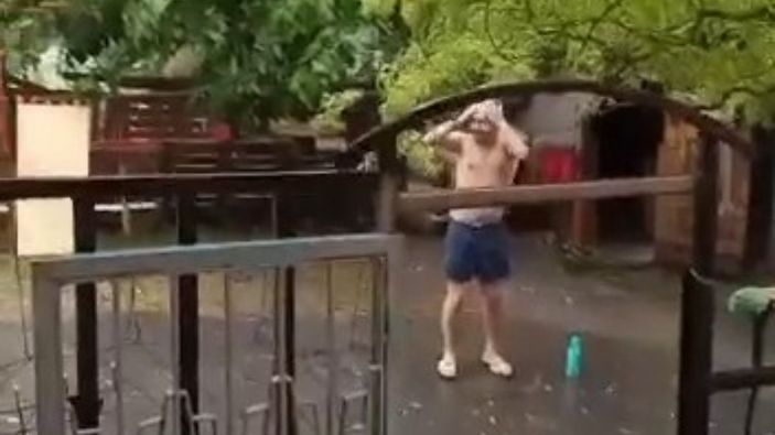 Arnavutköy'de yağmur yağarken şampuanla yıkandı