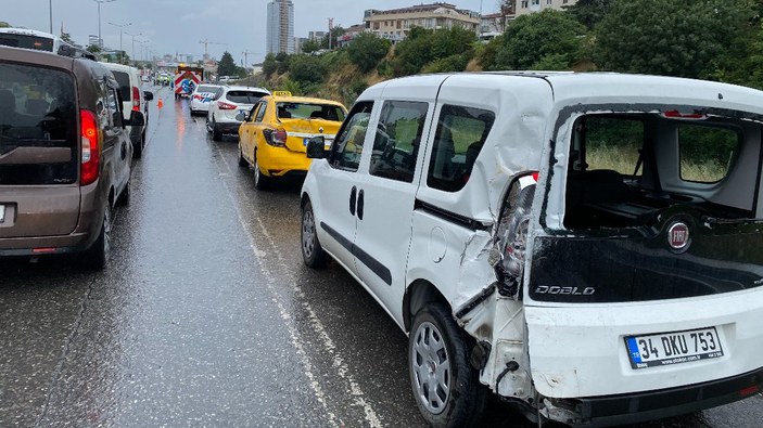 Maltepe'de zincirleme kaza: 10 araç birbirine girdi