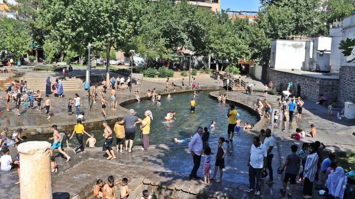 Diyarbakır'da çocuklar yine girilmesi yasak havuzda serinledi