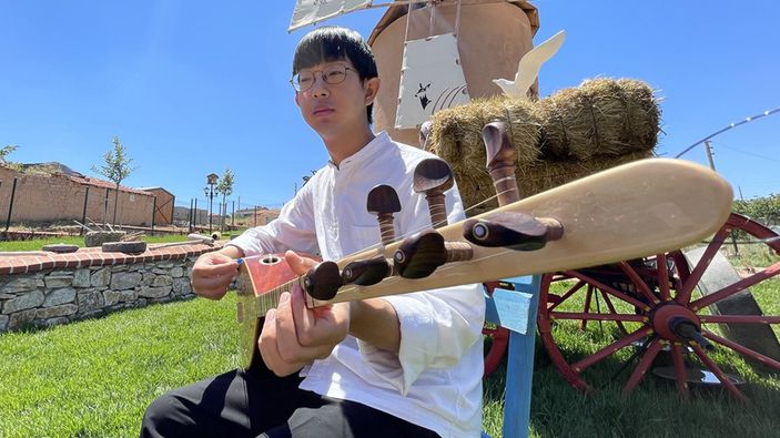 Doktora tezi için Türkiye'ye gelen Japon bağlama çalıp türkü söylüyor